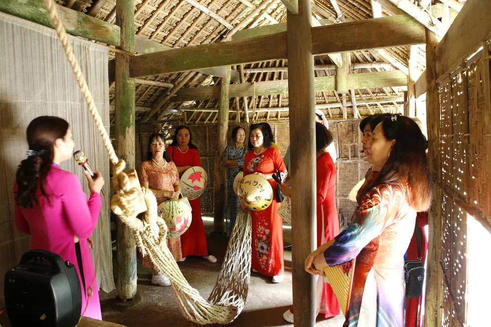 Bên cánh võng này, nhiều người đã không cầm được nước mắt khi nghe kể về bà Hoàng Thị Loan và tuổi ấu thơ của Bác PSA Anh9-18.jpg