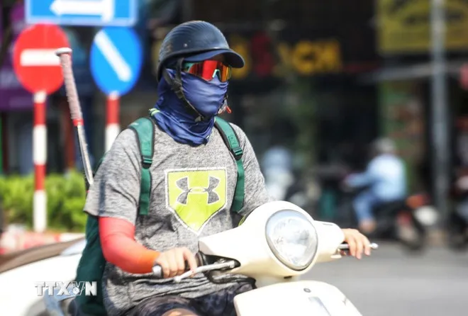 Người dân ra đường ngày nắng nóng thường bịt kín để đảm bảo sức khỏe. Ảnh: TTXVN Người dân ra đường ngày nắng nóng thường bịt kín để đảm bảo sức khỏe. Ảnh: TTXVN