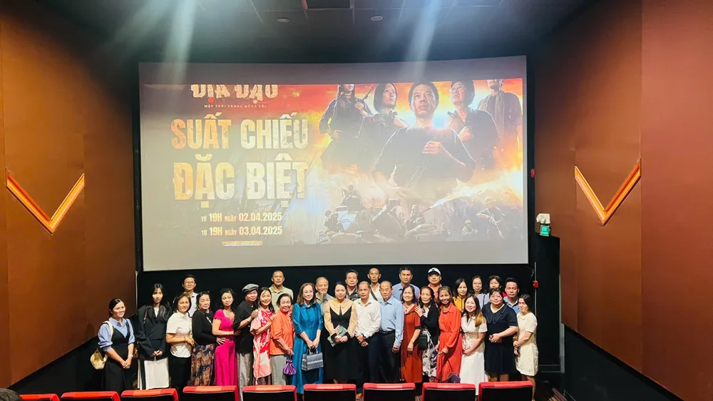 Đại biểu người Việt Nam ở nước ngoài TPHCM xem phim 08bb09e8ff384a661329.jpg
