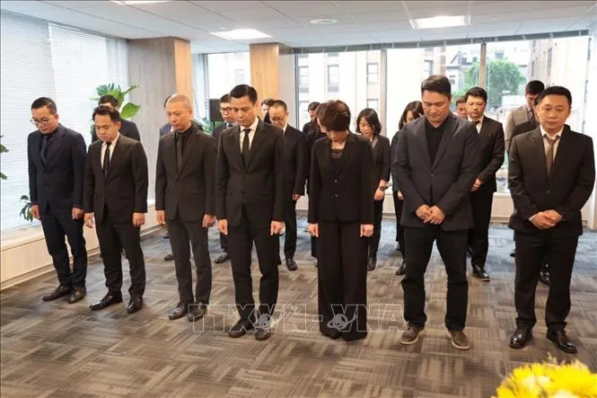 Một phút mặc niệm của thành viên Cơ quan đại diện Việt Nam tại New York, Mỹ. Ảnh: TTXVN Một phút mặc niệm của thành viên Cơ quan đại diện Việt Nam tại New York, Mỹ. Ảnh: TTXVN