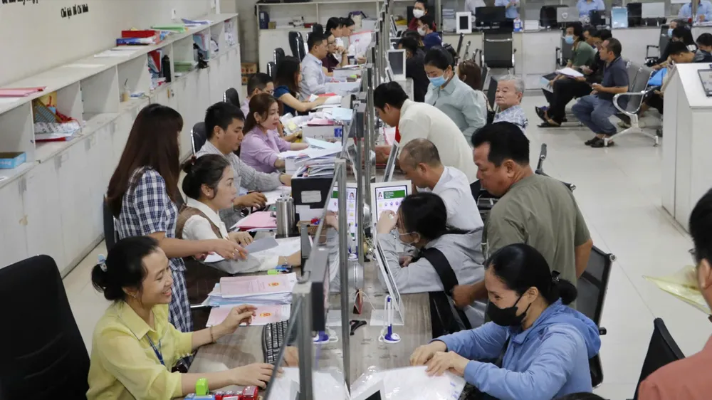 Công chức UBND quận 12 giải quyết thủ tục hành chính cho người dân