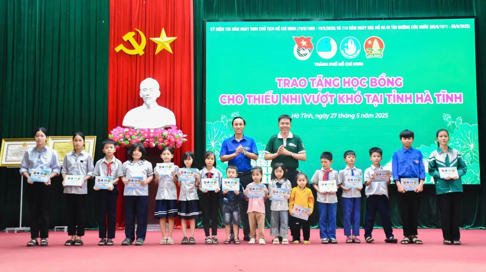 Trao học bổng đến học sinh khó khăn tại tỉnh Hà Tĩnh hinh-8-5905-4543.jpg