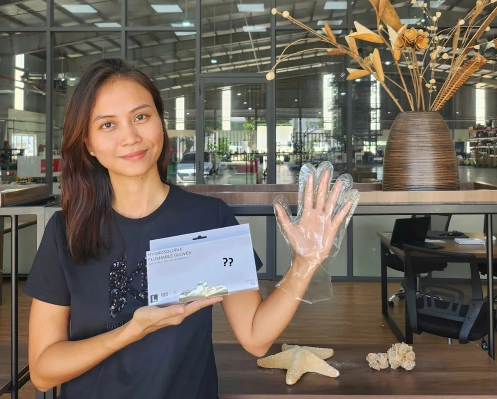 Bà Thái Như Hằng, đồng sáng lập, Giám đốc Điều hành Công ty cổ phần PVA PRO giới thiệu sản phẩm nhựa sinh học tan hoàn toàn trong nước, an toàn cho môi trường w3a-7073-8133.jpg
