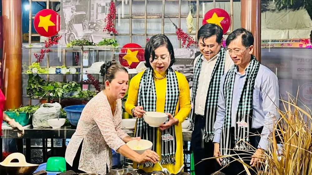 Các đại biểu tìm hiểu về ẩm thực vùng miền tại Lễ hội Ẩm thực “Hương sắc phương Nam 2025”