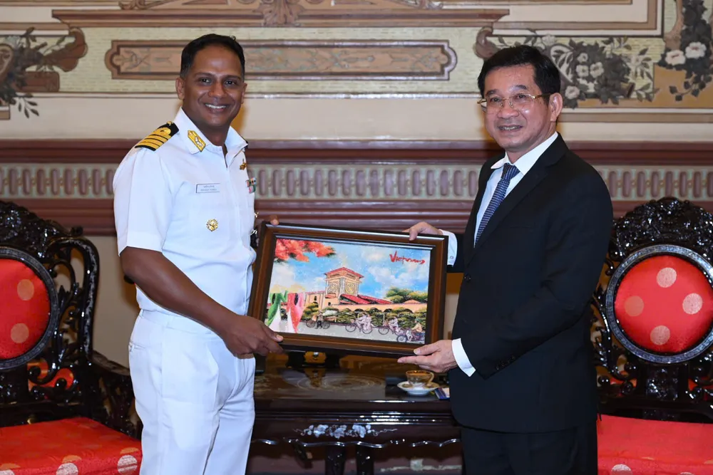Đồng chí Dương Ngọc Hải tặng quà lưu niệm đến Đại tá C Praveen Thomas. Ảnh: KHÁNH HƯNG hai-quan-4-1-2114-6170.jpg
