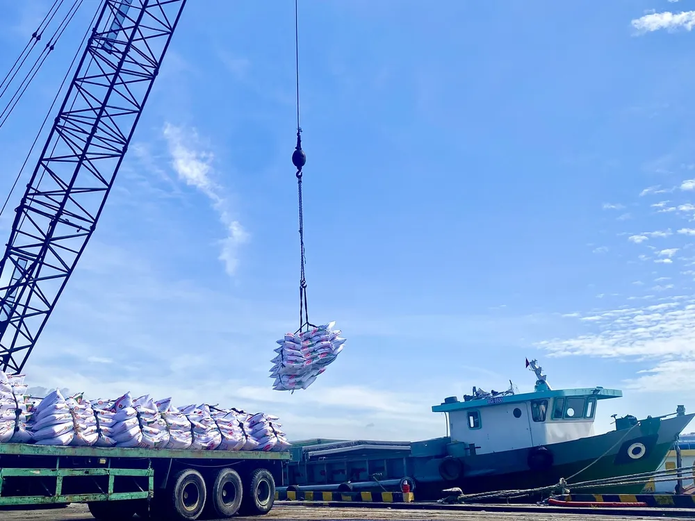 Bốc dỡ hàng hóa tại Cảng Cần Thơ 10-6673-1947.jpg