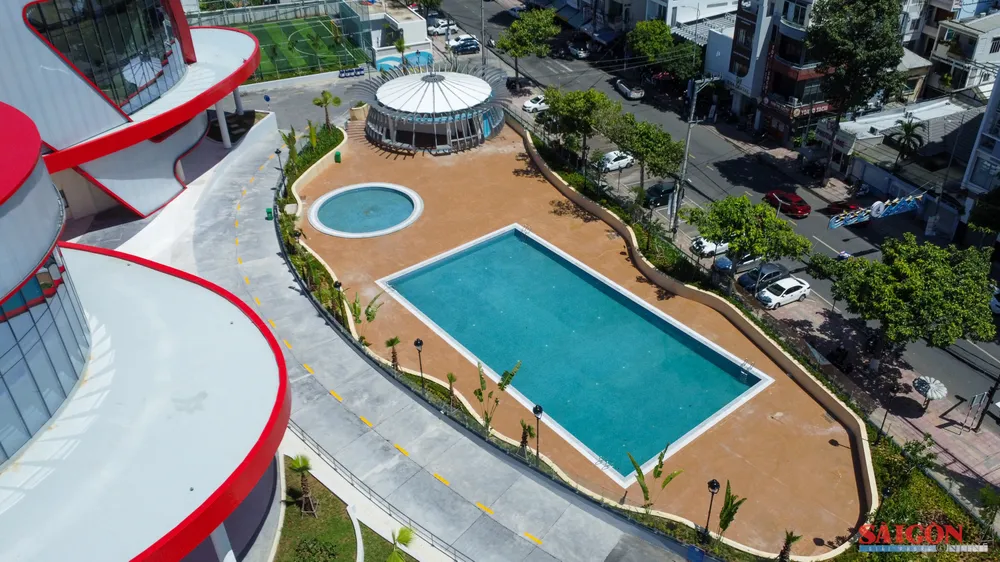 Hồ bơi ngoài trời phục vụ thi đấu và giảng dạy cho thanh thiếu niên. Ảnh: HIẾU GIANG 2.jpg