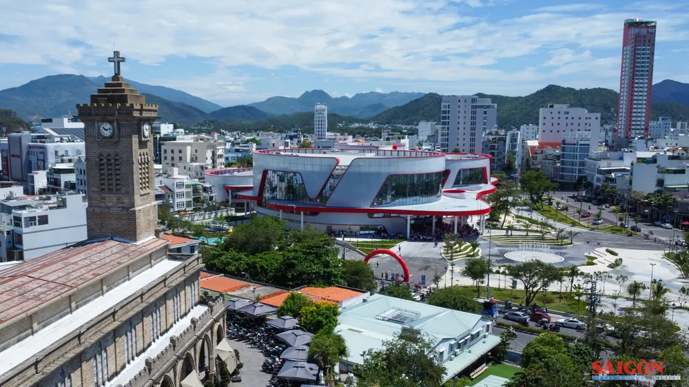 Cung văn hóa thiếu nhi nhìn từ hướng Nhà thờ Chánh tòa Nha Trang. Ảnh: HIẾU GIANG dasua-0341-1926-1586.jpg