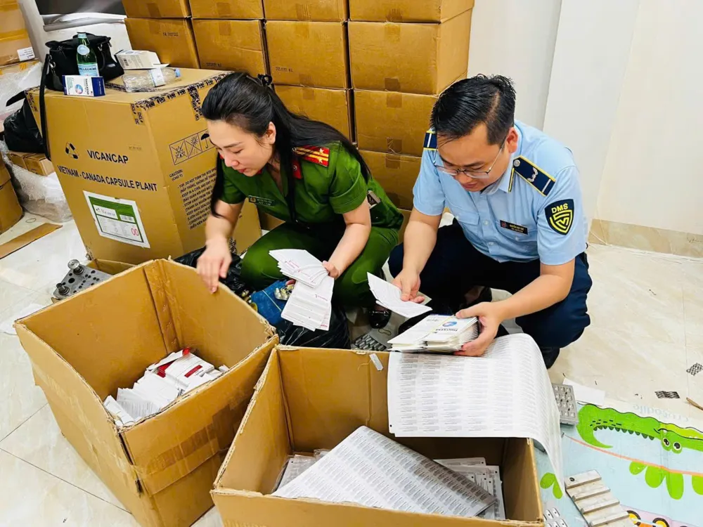 Lực lượng chức năng TP Hà Nội kiểm tra, thu giữ số lượng lớn thuốc, thực phẩm chức năng giả tại một cơ sở sản xuất, kinh doanh dược phẩm. Ảnh: GIA KHÁNH B1e.jpg