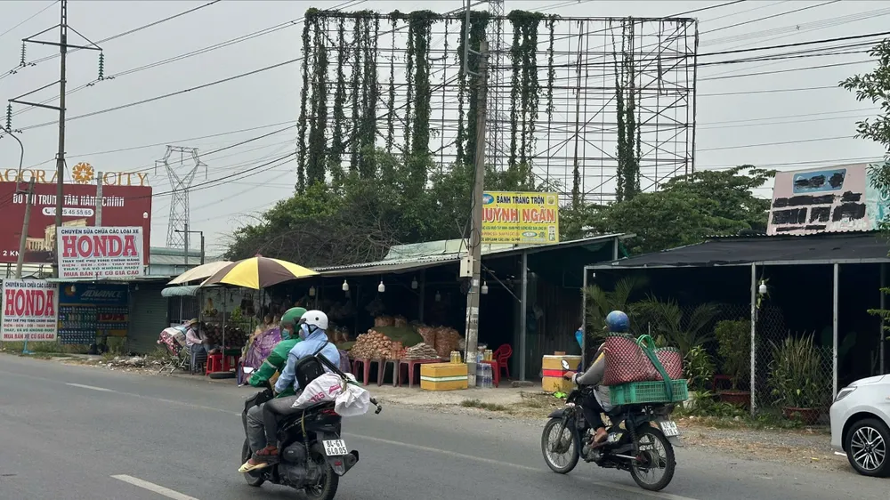 Pano quảng cáo sắp sập
