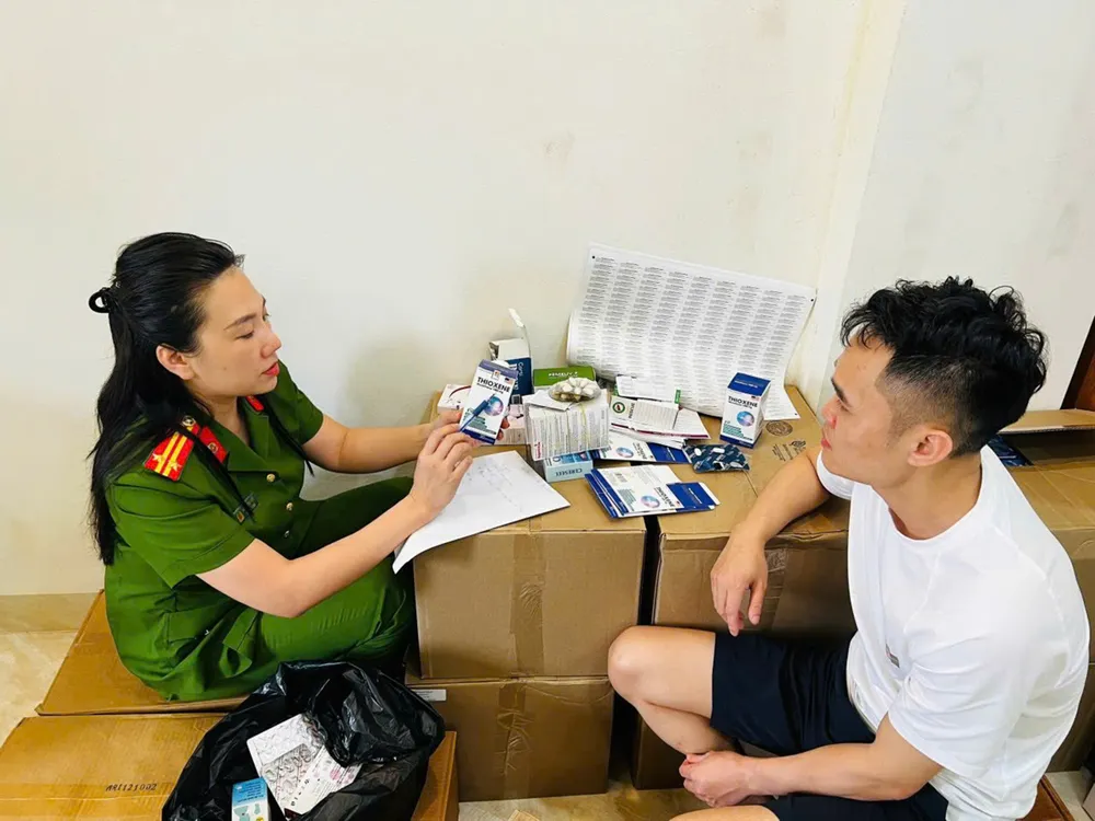 Cơ quan Cảnh sát điều tra Công an TP Hà Nội làm việc với đối tượng sản xuất thuốc giả. Ảnh: GIA KHÁNH B5a.jpg