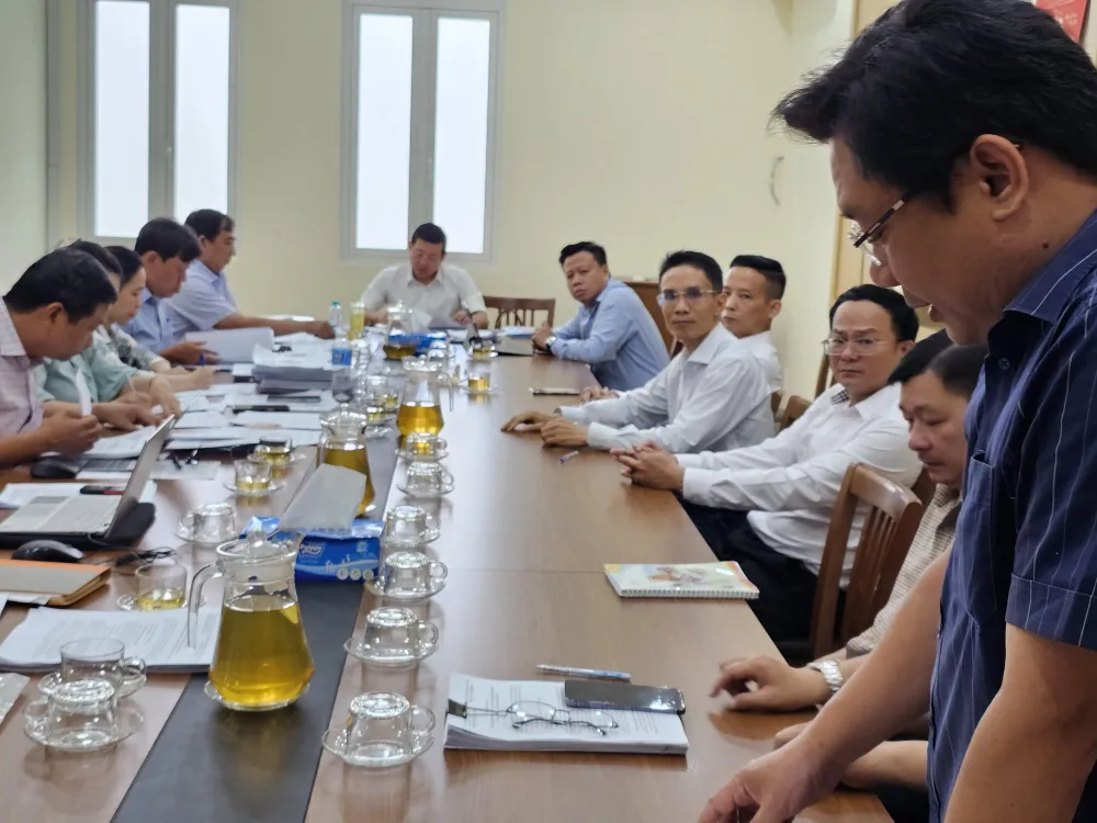 Giám đốc Sở NN-MT TPHCM Nguyễn Toàn Thắng cùng các thành viên Tổ công tác 5013 làm việc với đại diện chủ đầu tư, sáng 4-6. Ảnh: Đỗ Trà Giang 50134-6-1516-5442.jpg