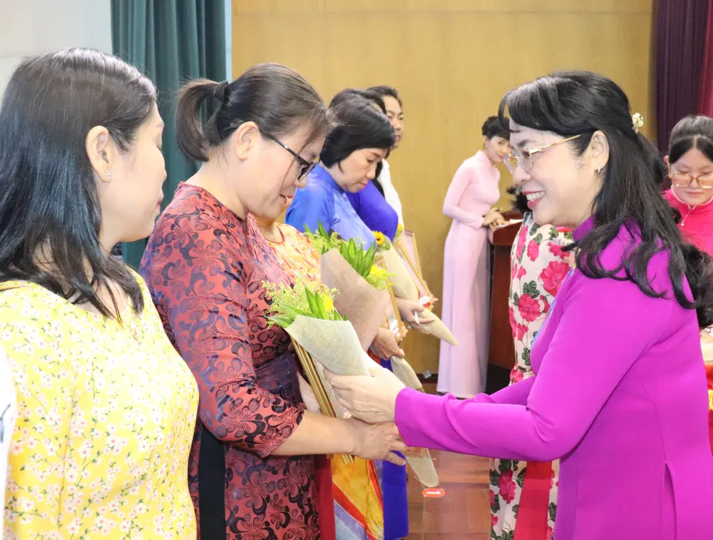 Chủ nhiệm Ủy ban Kiểm tra Thành ủy TPHCM Trần Kim Yến biểu dương tập thể có thành tích xuất sắc trong học tập Bác img-2681-6298-3584.jpg