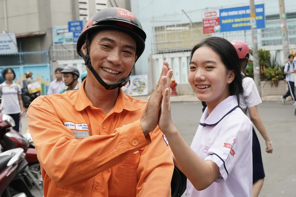 Phụ huynh chia sẻ, động viên con sau khi hoàn thành bài thi môn Toán tại điểm thi Trường THCS Nguyễn Tri Phương (quận 10), trưa 7-6 9hh04630-7525-2970.jpeg
