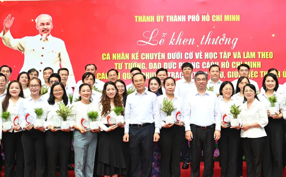 Bí thư Thành ủy TPHCM Nguyễn Văn Nên và Phó Bí thư Thành ủy, Chủ tịch Ủy ban MTTQ Việt Nam TPHCM Nguyễn Phước Lộc dự lễ khen thưởng. Ảnh: VIỆT DŨNG 9f09a4b9-0273-4296-b8d1-0030844642de.jpg