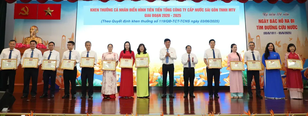 Bí thư Đảng ủy SAWACO Dương Hồng Nhân và Tổng Giám đốc SAWACO Trần Quang Minh khen thưởng các gương điển hình tiên tiến, giai đoạn 2020 – 2025 z6688500970188_138d771d8c462f19b2450a217b9b19ee.jpg
