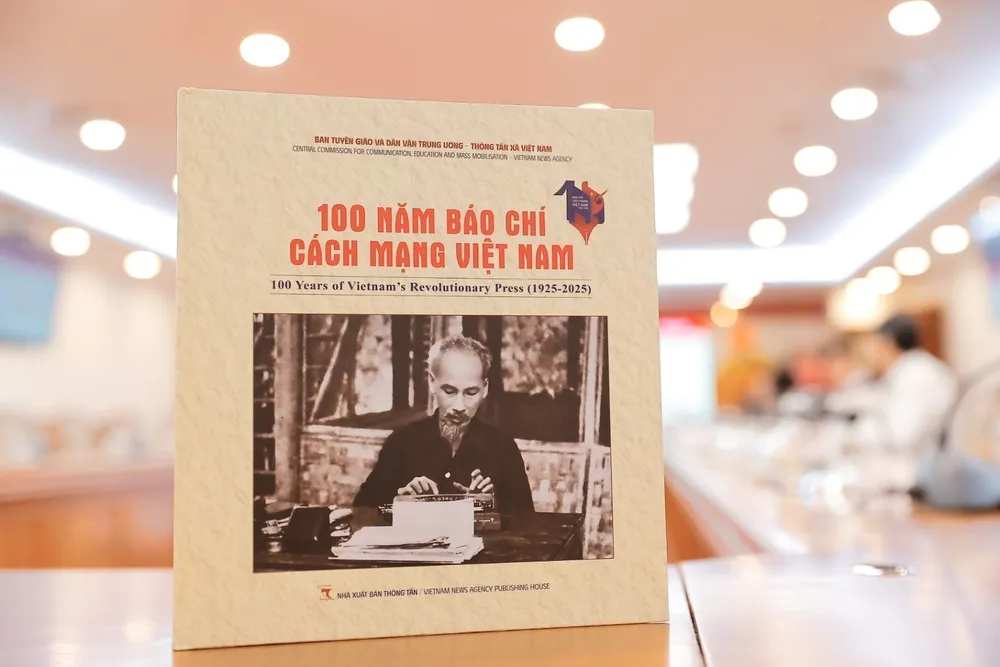Ra mắt sách ảnh “100 năm Báo chí Cách mạng Việt Nam”. Ảnh: MINH QUYẾT vnapotalleramatsachanh100nambaochicachmangvietnam1025-20258083145-1749538608871224152794-2293-6589.jpeg