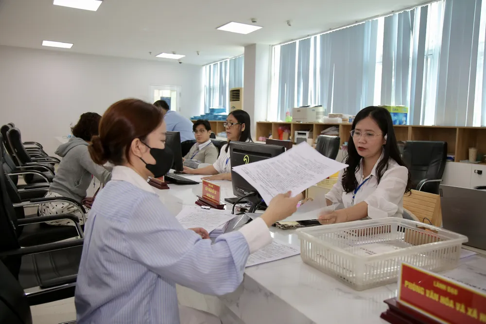 Người dân đến làm hồ sơ tại phường Xuân Hòa,sáng 12-6. Ảnh: DŨNG PHƯƠNG hinh-1-5922-1505.jpg