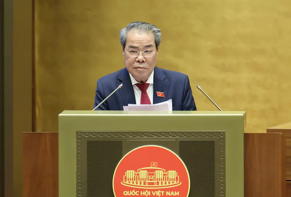 Trưởng Ban Dân nguyện và Giám sát Dương Thanh Bình trình bày tờ trình của UBTVQH. Ảnh: QUANG PHÚC binh-dwng-964-2890.jpg