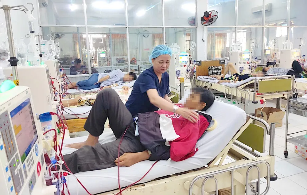 Trang thiết bị y tế cũ kỹ, phòng điều trị nhỏ hẹp tại Bệnh viện quận 4, TPHCM. Ảnh: QUANG HUY N1a.jpg