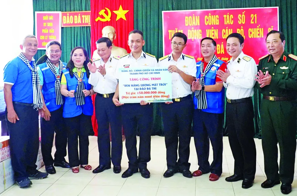 Đoàn công tác TPHCM trao quà đến cán bộ, chiến sĩ đảo Đá Thị. Ảnh: THU HOÀI N1c.jpg