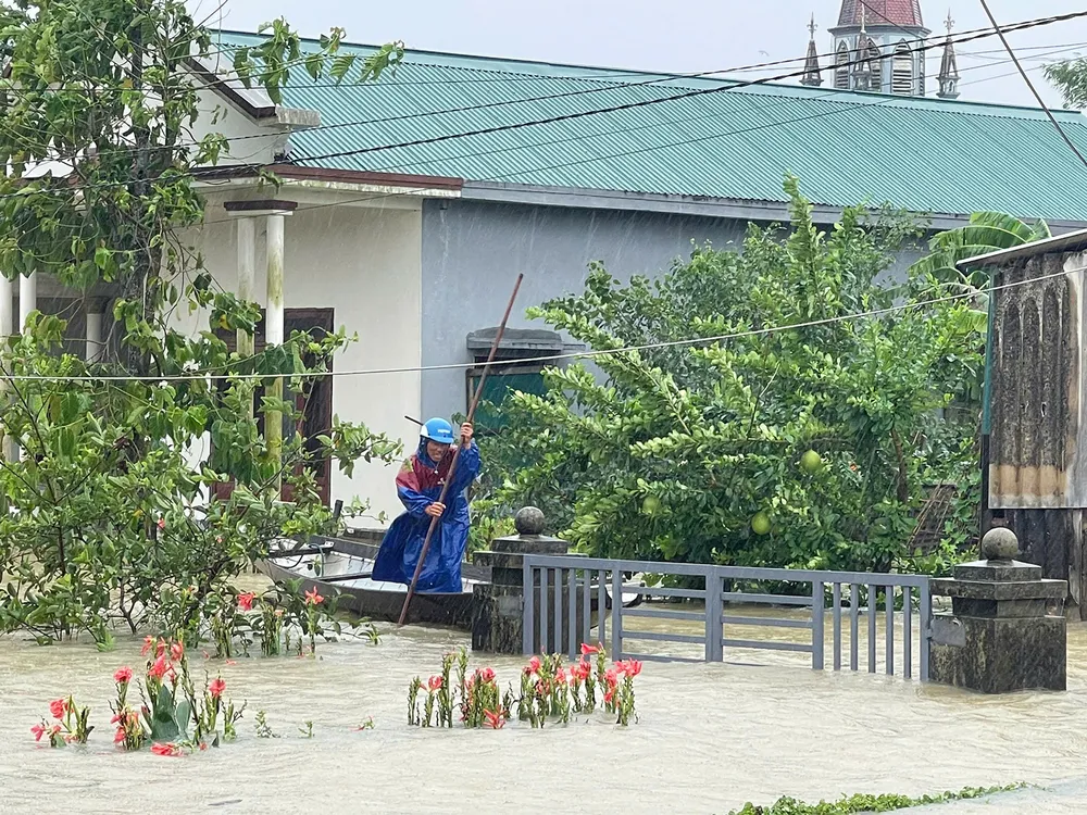 Người dân thôn Hội Điền, xã Hải Phong, huyện Hải Lăng, tỉnh Quảng Trị dùng thuyền đi lại do ngập sâu, chiều 13-6 O7a.jpg