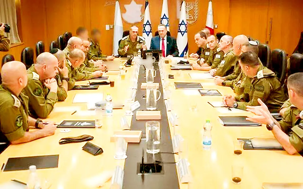 Lãnh đạo Bộ Quốc phòng Israel và quan chức Lực lượng Phòng vệ Israel (IDF) họp bàn về vụ không kích vào ngày 13-6. Ảnh: MINISTRY DEFENSE O8b.jpg