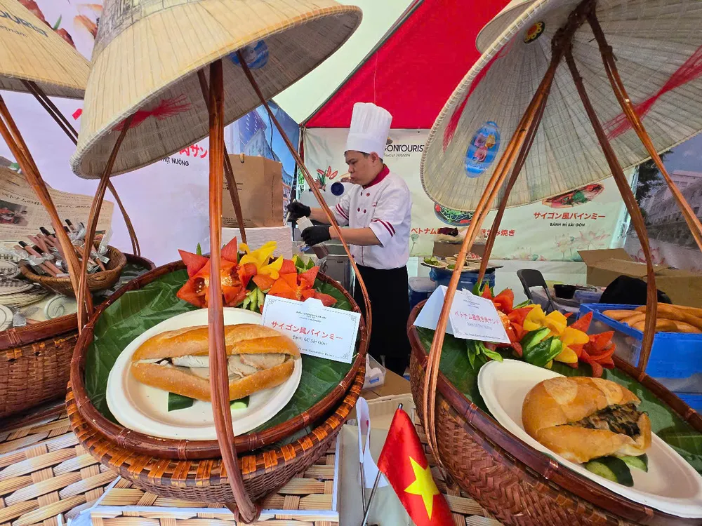 Bánh mì Sài Gòn là 1 trong hơn 50 món ăn Việt Nam do các đầu bếp Saigontourist Group giới thiệu tại lễ hội z6704776223031_55395a057cab7e6df485aa472f66320d.jpg