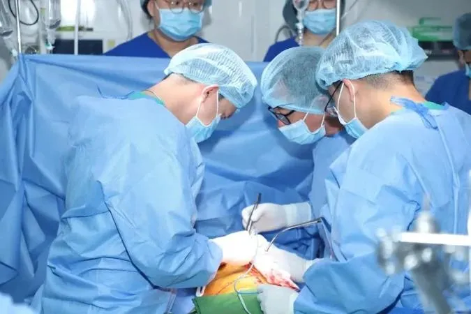 Các bác sĩ Bệnh viện Thống Nhất đang ghép tạng cho bệnh nhân 1000004241-9866-3686.jpg