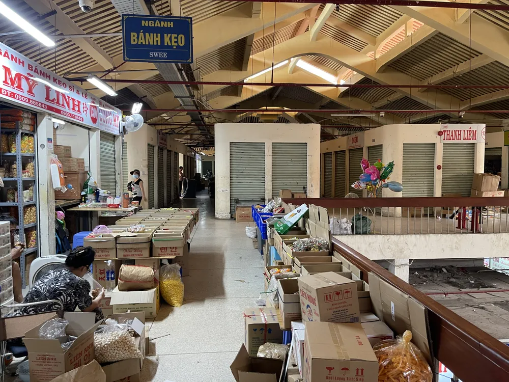 Các gian hàng vắng khách mua tại chợ Bình Tây (quận 6). Ảnh: HOÀNG HÙNG cac-gian-hang-vang-khach-mua-tai-cho-binh-tay-4967-7062.jpg