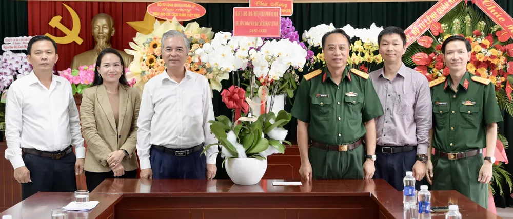 Đồng chí Ngô Minh Châu gửi lời thăm hỏi, lời chúc đến Cơ quan Thường trực Trung tâm Phát thanh - Truyền hình Quân đội nhân dân tại TPHCM. Ảnh: VĂN MINH 2.jpg