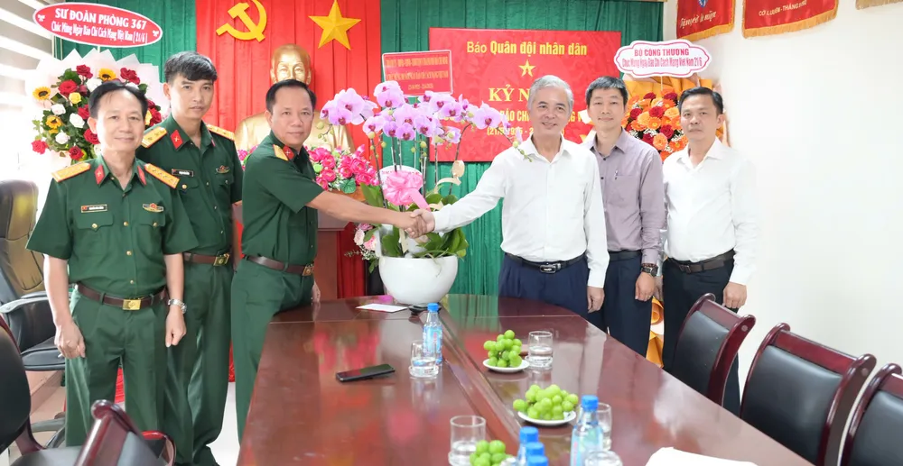 Đồng chí Ngô Minh Châu thăm, chúc mừng Cơ quan đại diện Báo Quân đội nhân dân tại TPHCM. Ảnh: VĂN MINH 2.jpg