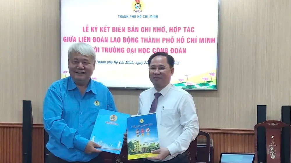 Chủ tịch LĐLĐ TPHCM Võ Khắc Thái và Hiệu trưởng Trường ĐH Công đoàn Lê Mạnh Hùng ký kết biên bản ghi nhớ phối hợp đào tạo