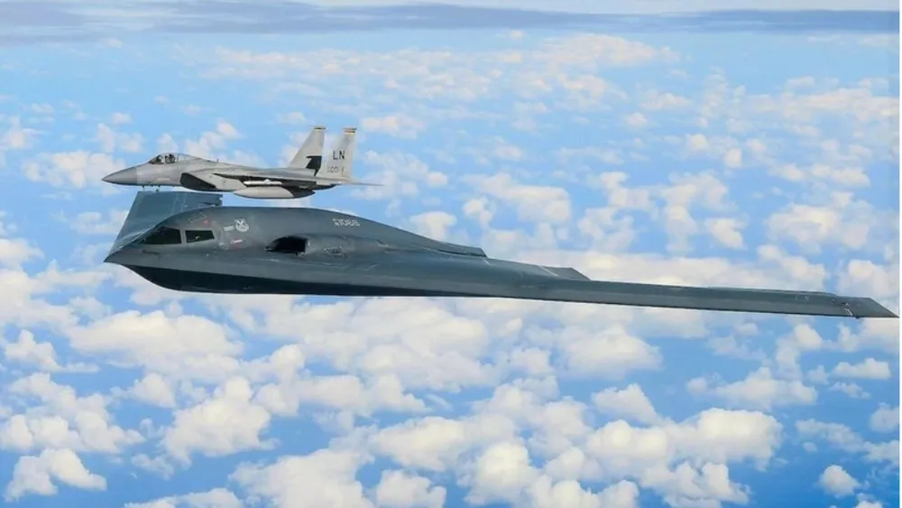 Máy bay B-2 cùng chiếc F-15C. Ảnh: Business Insider 1.jpg