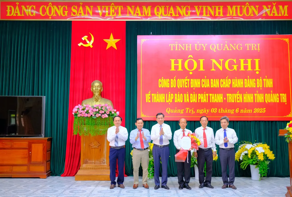 Bí thư Tỉnh ủy Nguyễn Long Hải trao quyết định thành lập Báo và Đài Phát thanh - Truyền hình tỉnh Quảng Trị. Ảnh: Trần Tuyền 132d2162441t3477l0-tuy-hn4.jpg