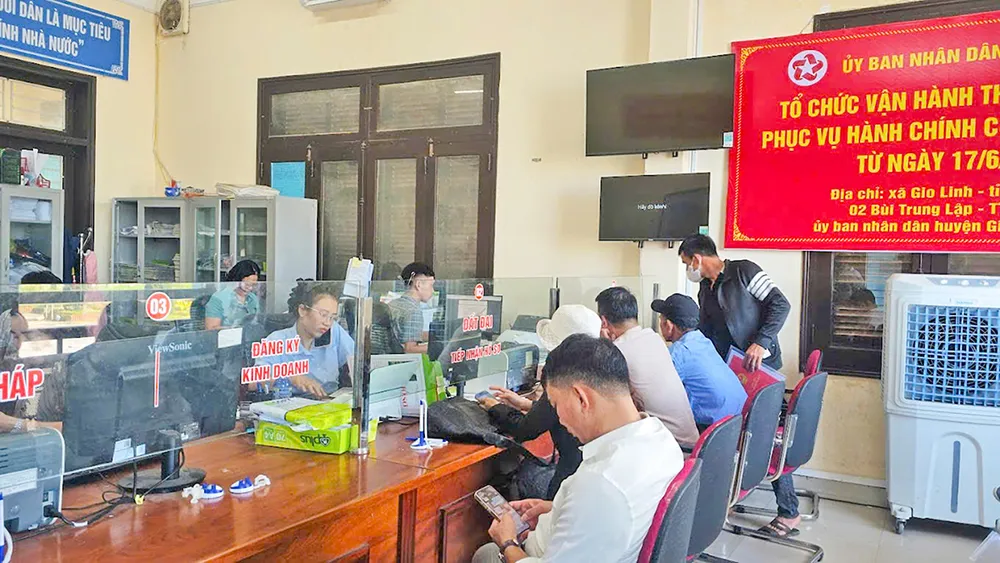 Huyện Gio Linh triển khai song song hai mô hình tiếp nhận và giải quyết hồ sơ, thủ tục hành chính cho người dân, doanh nghiệp. Ảnh: THANH TRÚC 134d1204549t8565l5-z6734039430432-c460b.jpg