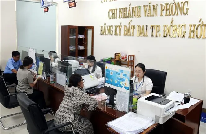 Hoạt động tại Trung tâm một cửa liên thông của thành phố Đồng Hới (Quảng Bình) Hoạt động tại Trung tâm một cửa liên thông của thành phố Đồng Hới (Quảng Bình)