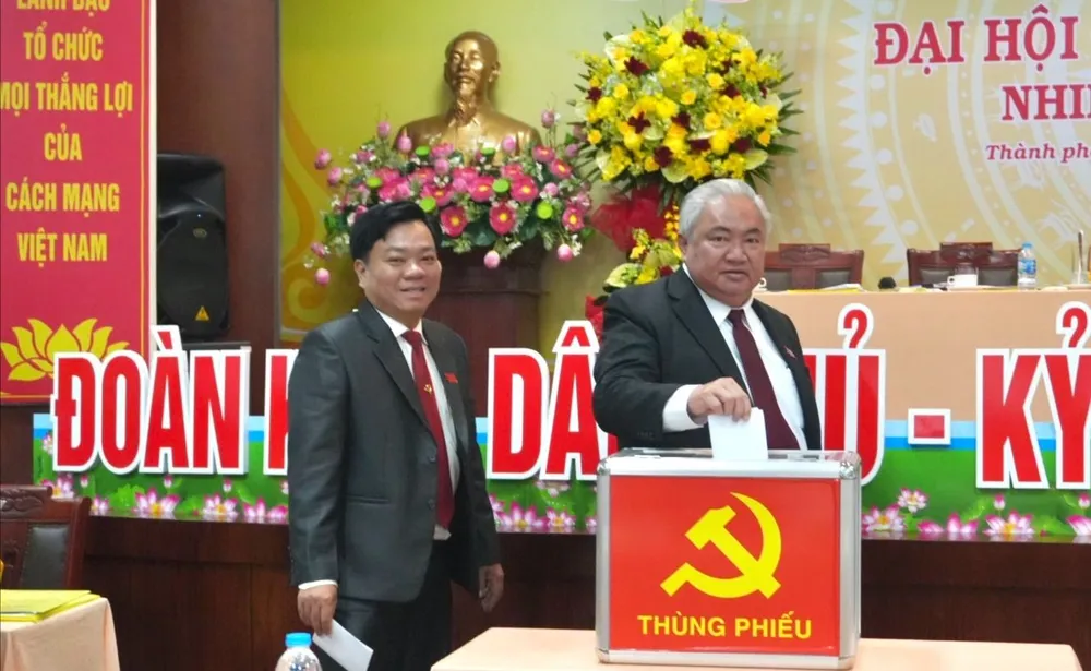 Đại biểu bỏ phiếu bầu tại đại hội anh-dsg-9038-5426.jpg