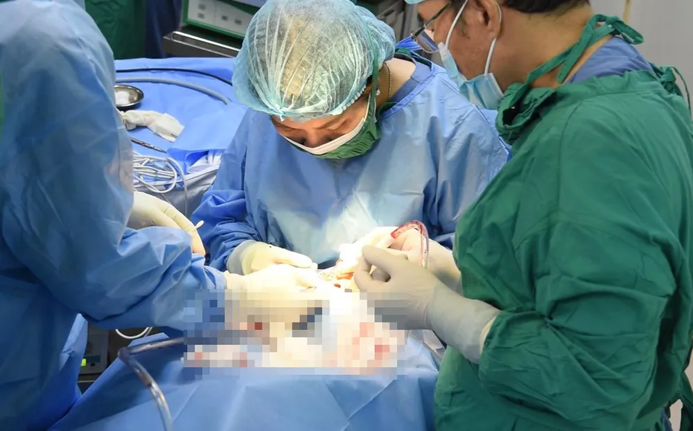 Các bác sĩ đang phẫu thuật cho người bệnh