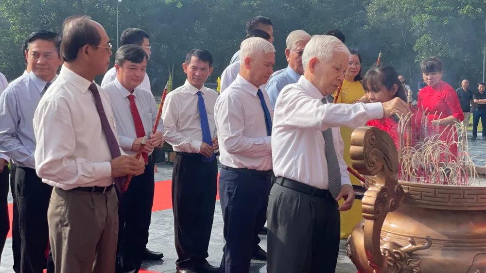 Nguyên Chủ tịch nước Nguyễn Minh Triết cùng các đại biểu thắp hương tại khu tưởng niệm Chiến khu D 2.jpg