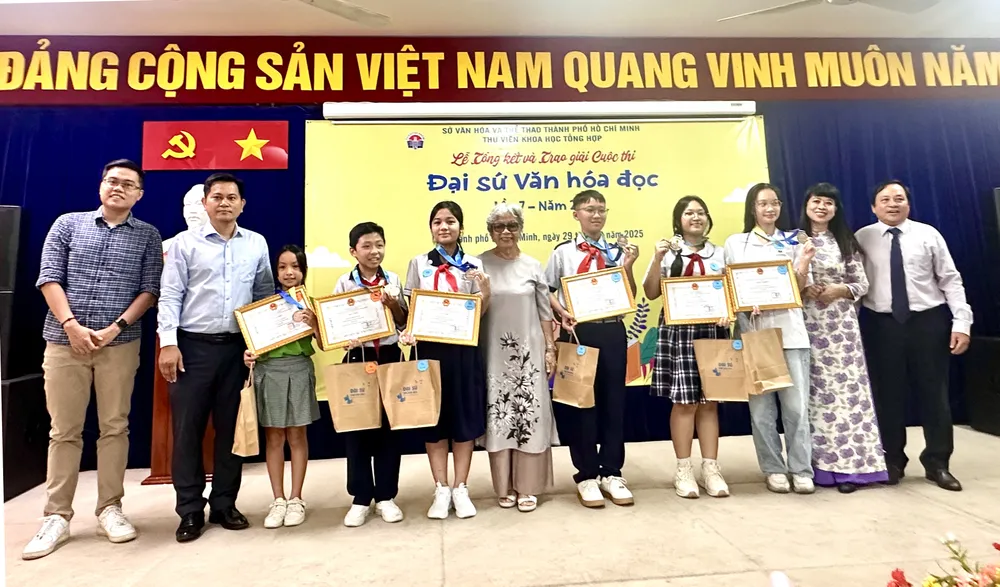 ការផ្តល់រង្វាន់ដល់អ្នកឈ្នះរង្វាន់ទី 6 នៃការប្រលងវប្បធម៌អំណានលើកទី 7 ឆ្នាំ 2025 1.jpg