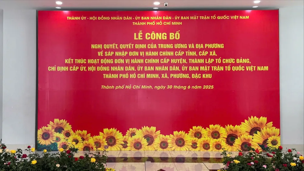 ការរៀបចំសម្រាប់ពិធីប្រកាសនៅថ្ងៃទី ៣០ ខែមិថុនា កំពុងត្រូវបានរៀបចំយ៉ាងយកចិត្តទុកដាក់។ រូបថត៖ LE MINH IMG_7298.jpeg