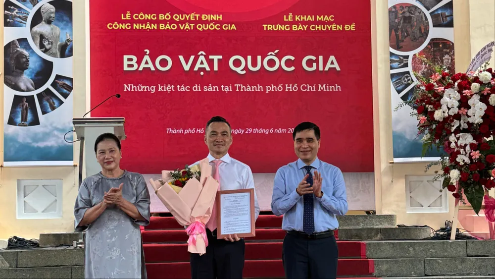 Nguyên Chủ tịch Quốc hội Nguyễn Thị Kim Ngân và Phó Cục trưởng Cục Di sản văn hóa Phạm Định Phong trao quyết định công nhận Bảo vật Quốc gia đến nhà sưu tập Phạm Gia Chi Bảo IMG_8095.JPG