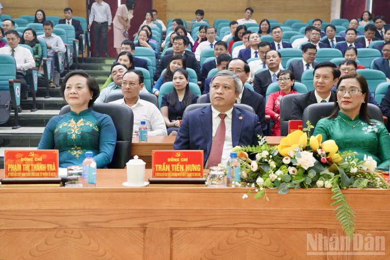 ថ្នាក់ដឹកនាំមជ្ឈិមបានចូលរួមពិធីនេះ។ Các đồng chí lãnh đạo Trung ương dự buổi lễ