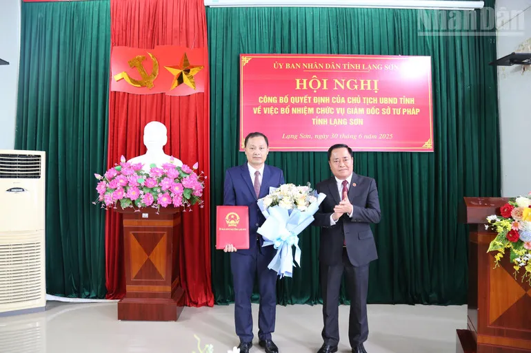 សមមិត្ត Pham Hung Truong ប្រធានមន្ទីរយុត្តិធម៌ខេត្ត Lang Son បានទទួលសេចក្តីសម្រេចពីប្រធានគណៈកម្មាធិការប្រជាជនខេត្ត Lang Son។ Đồng chí Phạm Hùng Trường, Giám đốc Sở Tư pháp tỉnh Lạng Sơn nhận quyết định từ Chủ tịch UBND tỉnh Lạng Sơn