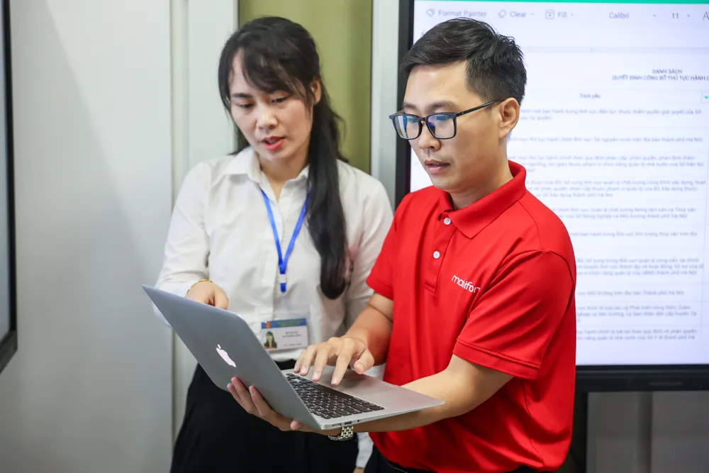 Nhân viên MobiFone hỗ trợ thủ tục hành chính theo mô hình chính quyền địa phương 2 cấp mobifone-10-137-2960.jpg