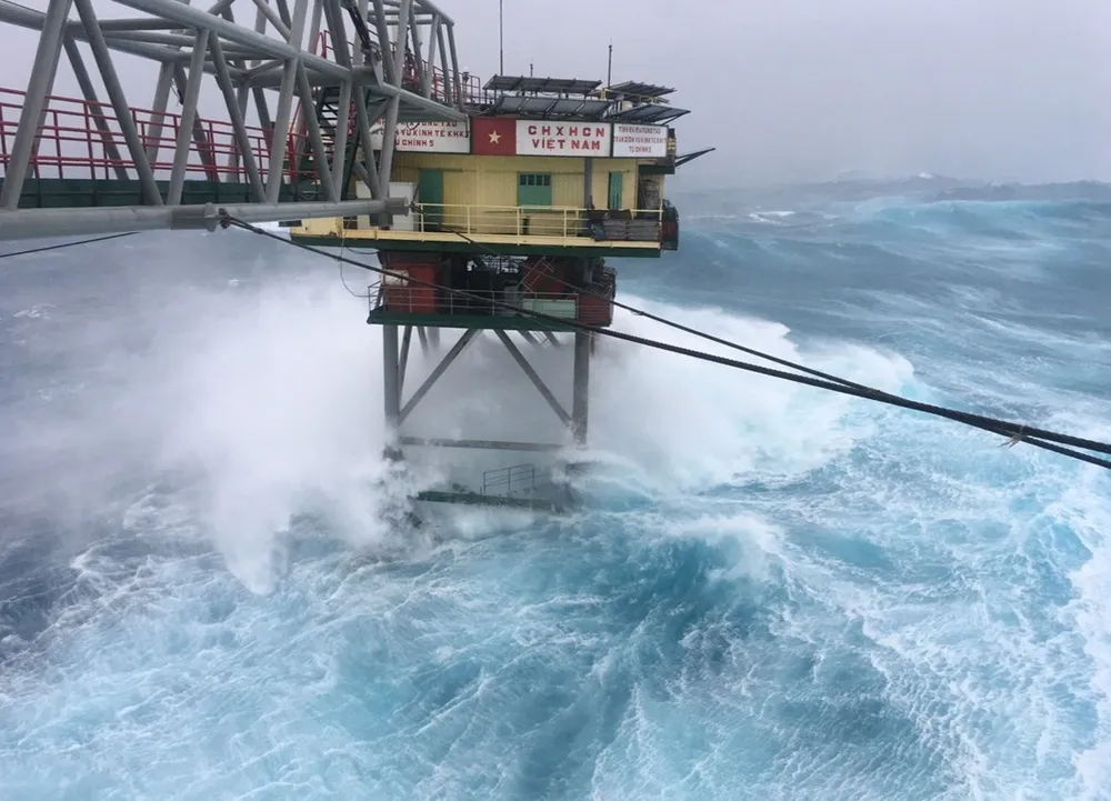 Hiên ngang, chống chọi với những cơn sóng hung dữ 1.jpg