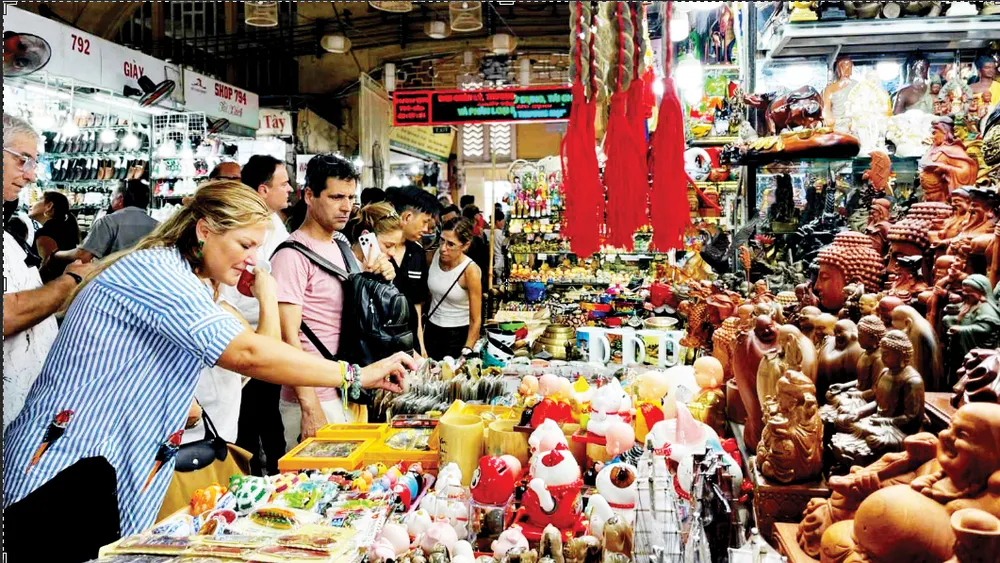 Khách du lịch tham quan, mua sắm tại chợ Bến Thành (TPHCM). Ảnh: THI HỒNG 1.jpg