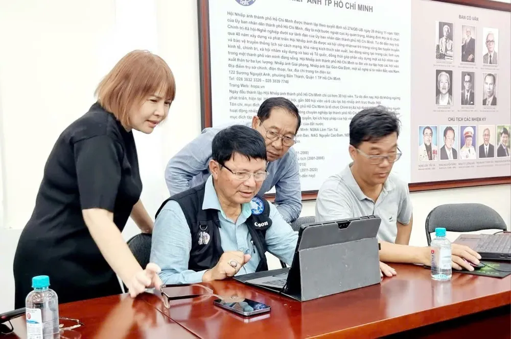 Bà Lê Minh Hằng, Giám đốc Trung tâm Pháp luật & Tác quyền (thuộc VIETRRO) cùng các đơn vị, tác giả tìm hiểu quá trình định danh tác phẩm nghệ thuật bằng NFT CN3 tro chuyen.jpg