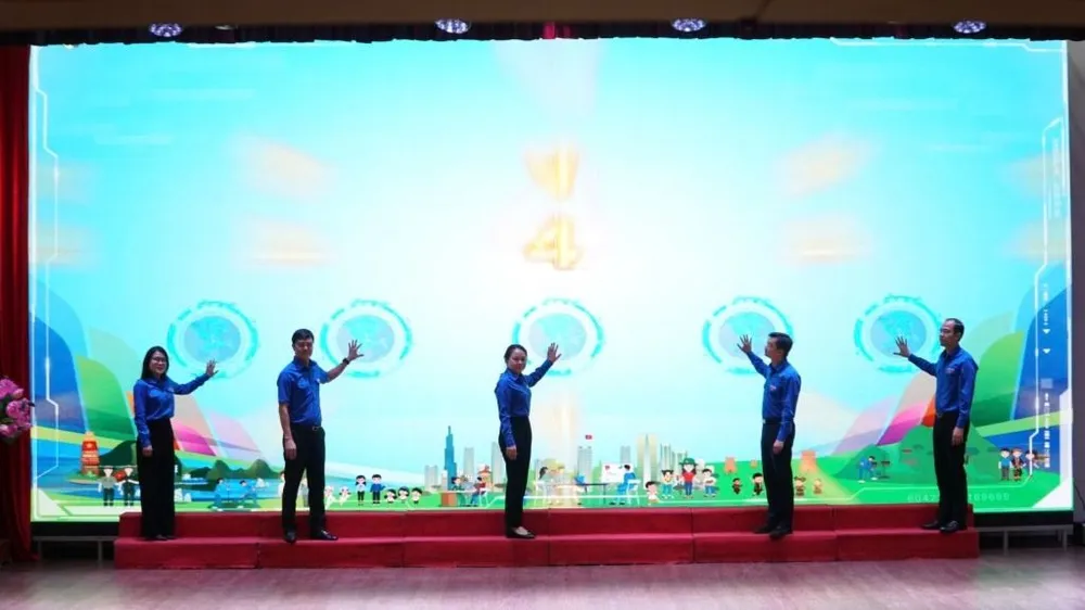 Phó Chủ tịch - Tổng Thư ký Ủy ban Trung ương MTTQ Việt Nam Nguyễn Thị Thu Hà và Bí thư Thứ nhất Trung ương Đoàn Bùi Quang Huy thực hiện nghi thức ra quân Đội hình thanh niên tình nguyện tham gia hỗ trợ vận hành chính quyền địa phương 2 cấp và cung cấp dịch vụ công trực tuyến tại cơ sở, sáng 7-7 Le ra quan 1.jpg